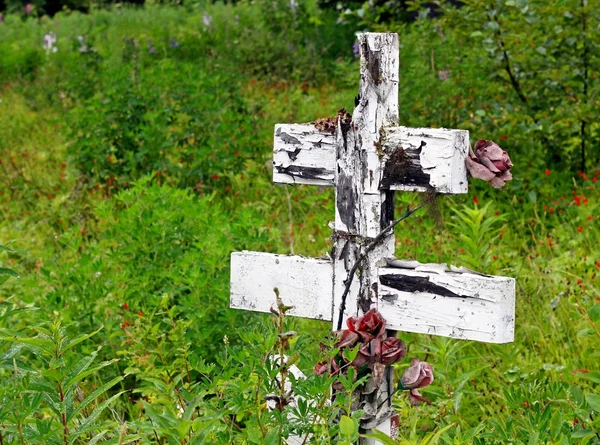Velha cruz de madeira em um cemitério russo — Fotografia de Stock