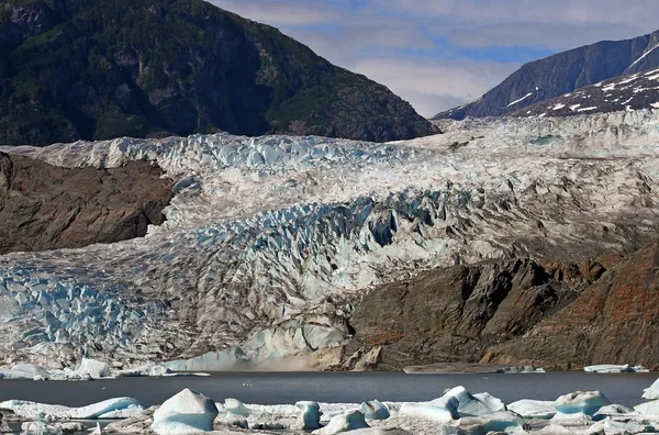 Летом ледник Менденхолл — стоковое фото