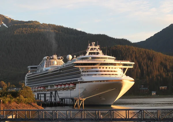 Výletní loď v Aljašky juneau ve večerním světle — Stock fotografie