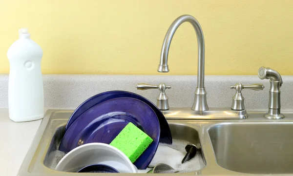 Мытье посуды — стоковое фото