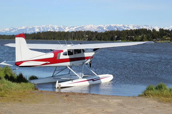 Plovoucí letadlo na jezeře beluga — Stock fotografie