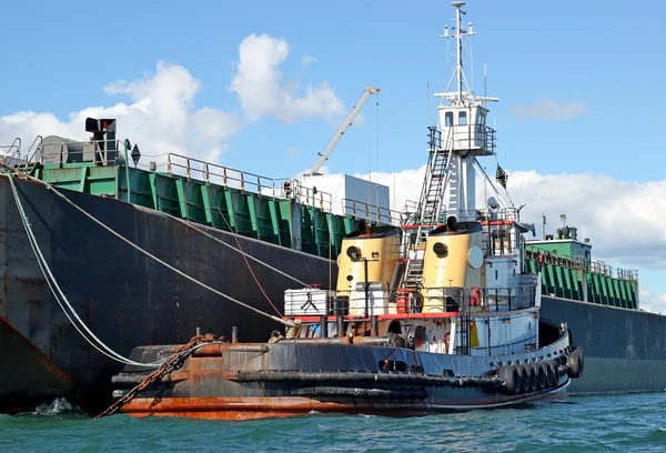 Barka paliwa i holownik — Zdjęcie stockowe