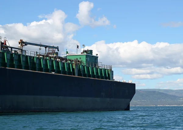 Barcaza de combustible anclada en la bahía — Foto de Stock