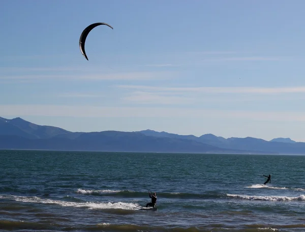Dwa kite surfingu w zatoce — Zdjęcie stockowe