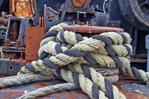 Pilona con cuerda en la cubierta de un viejo barco — Foto de Stock