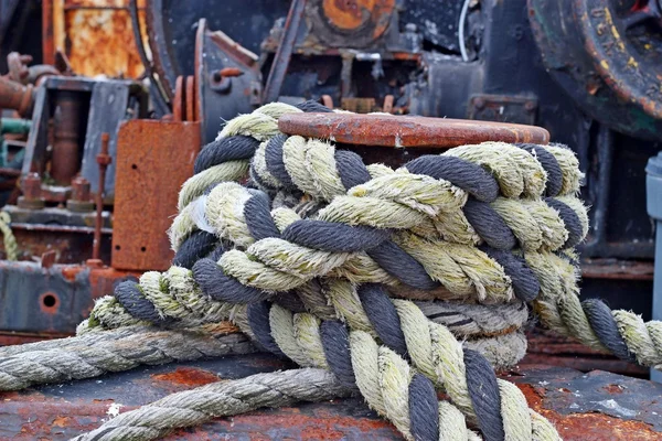 Боллард с веревкой на палубе старого корабля — стоковое фото