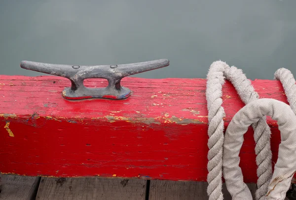 Cleat på bryggan på båten hamnen med rep — Stockfoto