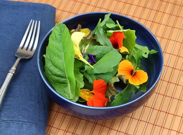Healthy organic green salad with edible flowers — Stock Photo, Image