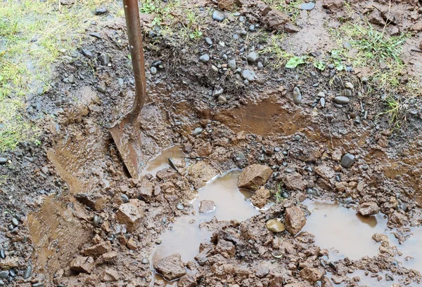 Creuser un trou dans la boue — Photo