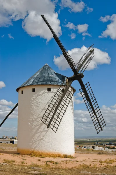 Середньовічні вітряк на пагорбі — стокове фото