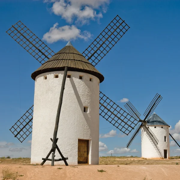 Середньовічні вітряки на пагорбі — стокове фото