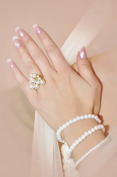 Tangan pengantin dengan cincin — Stok Foto