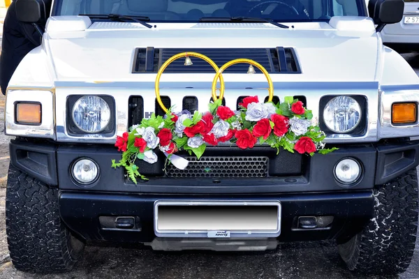 Terénní auto jako svatební limuzína — Stock fotografie