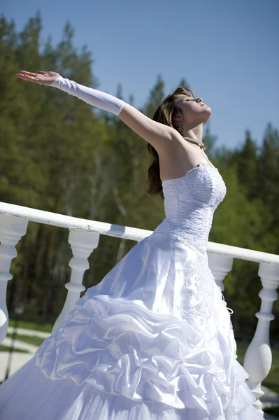 美しい若い花嫁を見ること — ストック写真