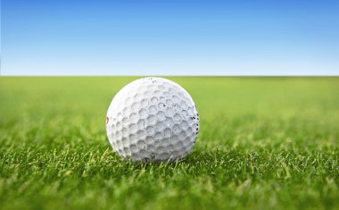 yeşil bir golf sahası üzerinde beyaz golf topu