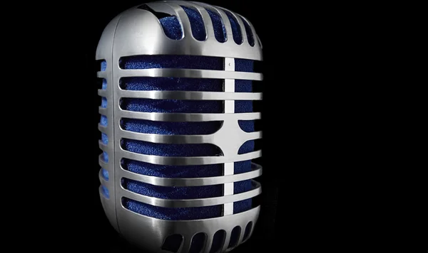 Mikrofon auf schwarzem Hintergrund Stockbild