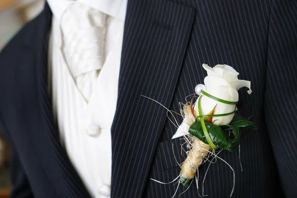 Bräutigam im Hochzeitsanzug — Stockfoto