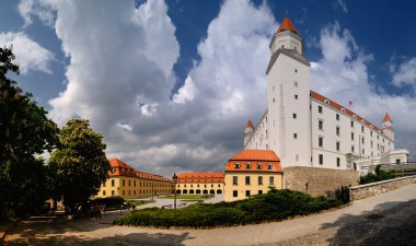 yenilenen bratislava castle, Slovakya