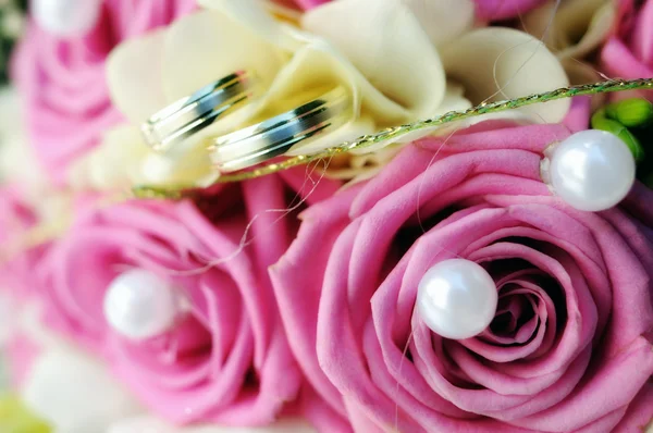 Свадебный букет из розовых роз — стоковое фото