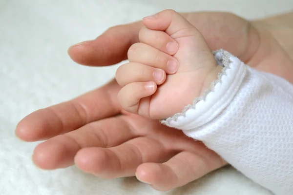 Mãos - mãe e bebê — Fotografia de Stock