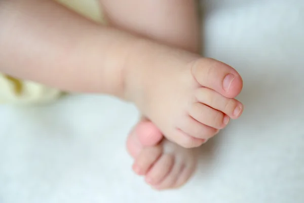 生まれたばかりの赤ちゃんの足 — ストック写真