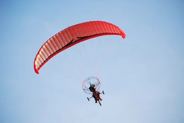 Mavi gökyüzü ile Moto yamaç paraşütü — Stok fotoğraf