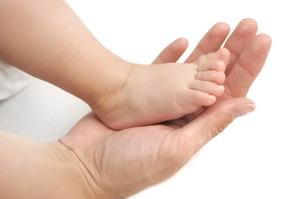 Pies de bebé en las manos de mamá —  Fotos de Stock