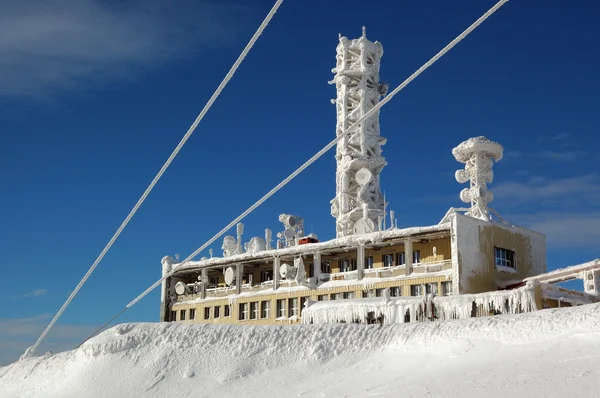 TV-Sender auf schneebedeckten Bergen — Stockfoto