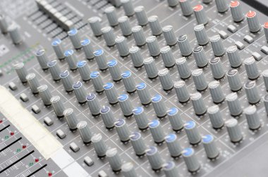 mezclador de sonido con botones y potenciómetros
