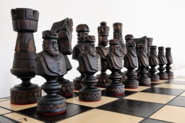ahşap tahta üzerinde büyük satranç taşları