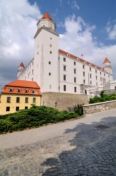 Odnowiony zamek w Bratysławie, Słowacja — Zdjęcie stockowe