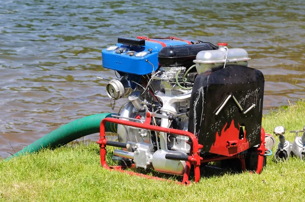 Mobilní požární čerpadlo vody během cvičení, provoz na benzin — Stock fotografie