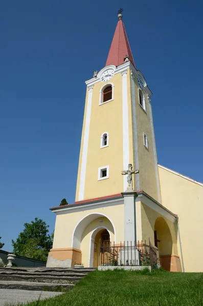 Katolikus templom a falu malzenice, Szlovákia — Stock Fotó