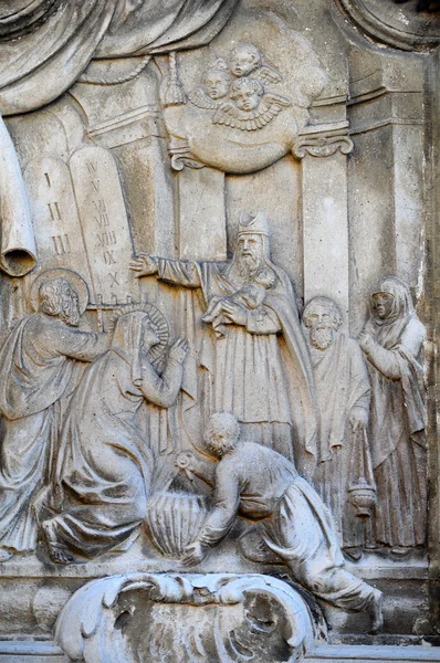 Circuncisão pequeno Jesus esculpido em pedra em um pilar — Fotografia de Stock