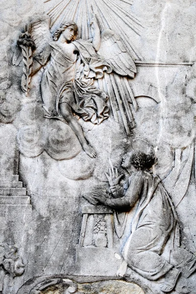 Zvěstování - Zdrávas Maria a socha anděla v městě Šoproň — Stock fotografie
