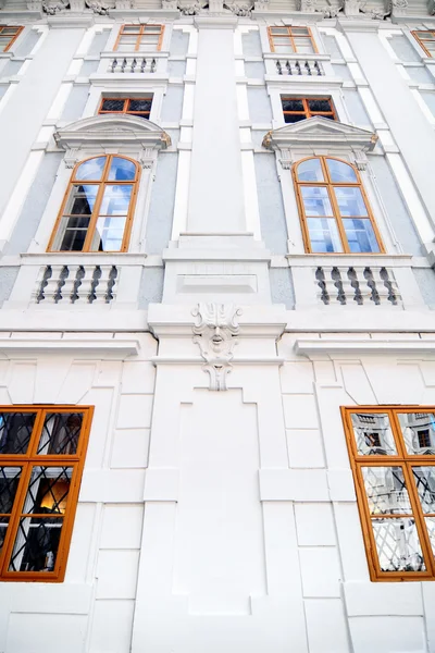 Dziejowy budynek z windows w eisenstadt — Zdjęcie stockowe