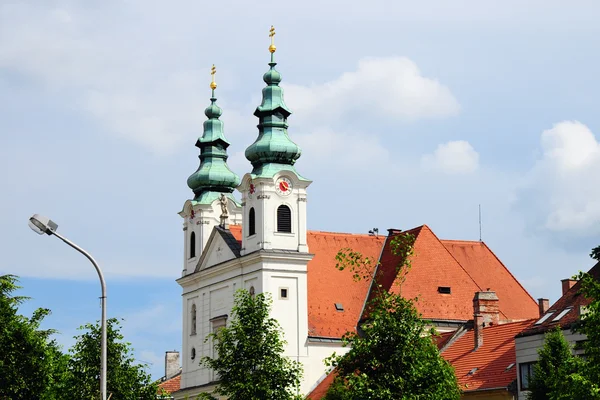 Igreja Dominicana na Praça Szechenyi, na cidade de Sopron, Hungria — Fotografia de Stock
