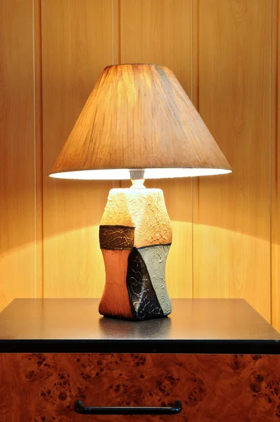 Маленькая лампа на тумбочке — стоковое фото