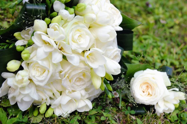 Bruidsboeket van witte rozen — Stockfoto