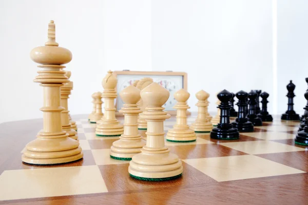 लकड़ी बोर्ड पर शतरंज टुकड़े — स्टॉक फ़ोटो, इमेज