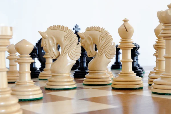 Piezas de ajedrez en tablero de madera —  Fotos de Stock