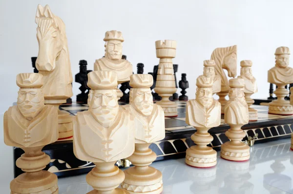 Piezas de ajedrez en tablero de madera —  Fotos de Stock