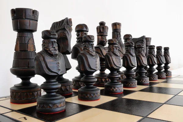 Великі шахові фігури на дошці з дерева — стокове фото