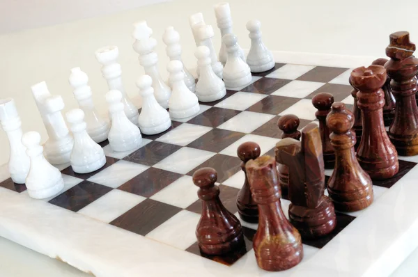 Шахматные фигуры на доске — стоковое фото