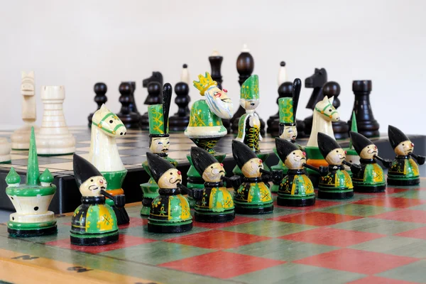 Peças de xadrez na placa de madeira — Fotografia de Stock