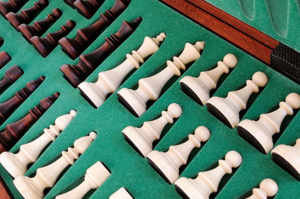 Šachové figurky na dřevěné desce — Stock fotografie