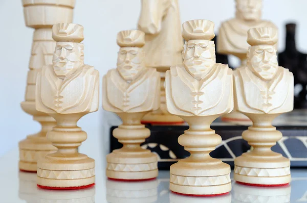 Schachfiguren auf Holzbrett — Stockfoto