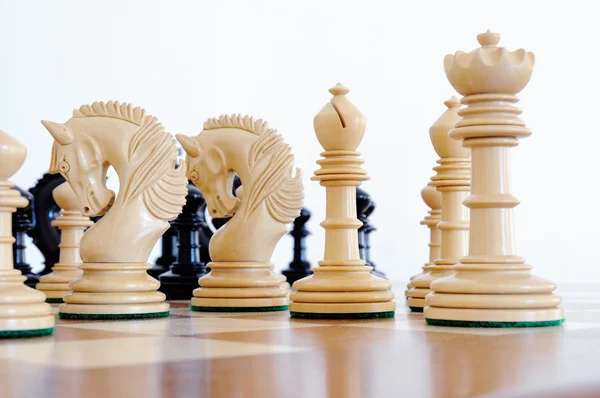 Ahşap tahta üzerinde satranç taşları — Stok fotoğraf