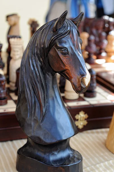 La pieza de ajedrez de madera - la cabeza del caballo —  Fotos de Stock