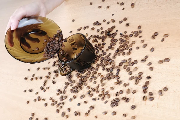 Mãos derrama café em uma xícara de café — Fotografia de Stock